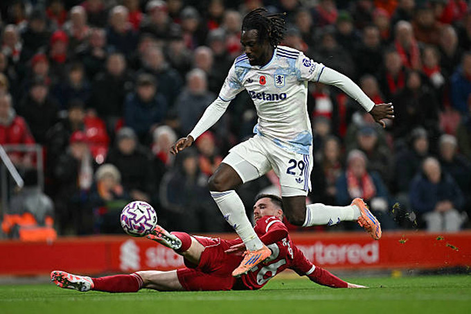 Robertson đã chơi hay trước Villa