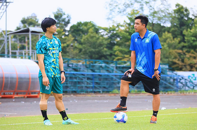 HLV Việt Thắng phủ nhận tin đồn đang có mâu thuẫn với tiền đạo Nguyễn Công Phượng - Ảnh: ĐN