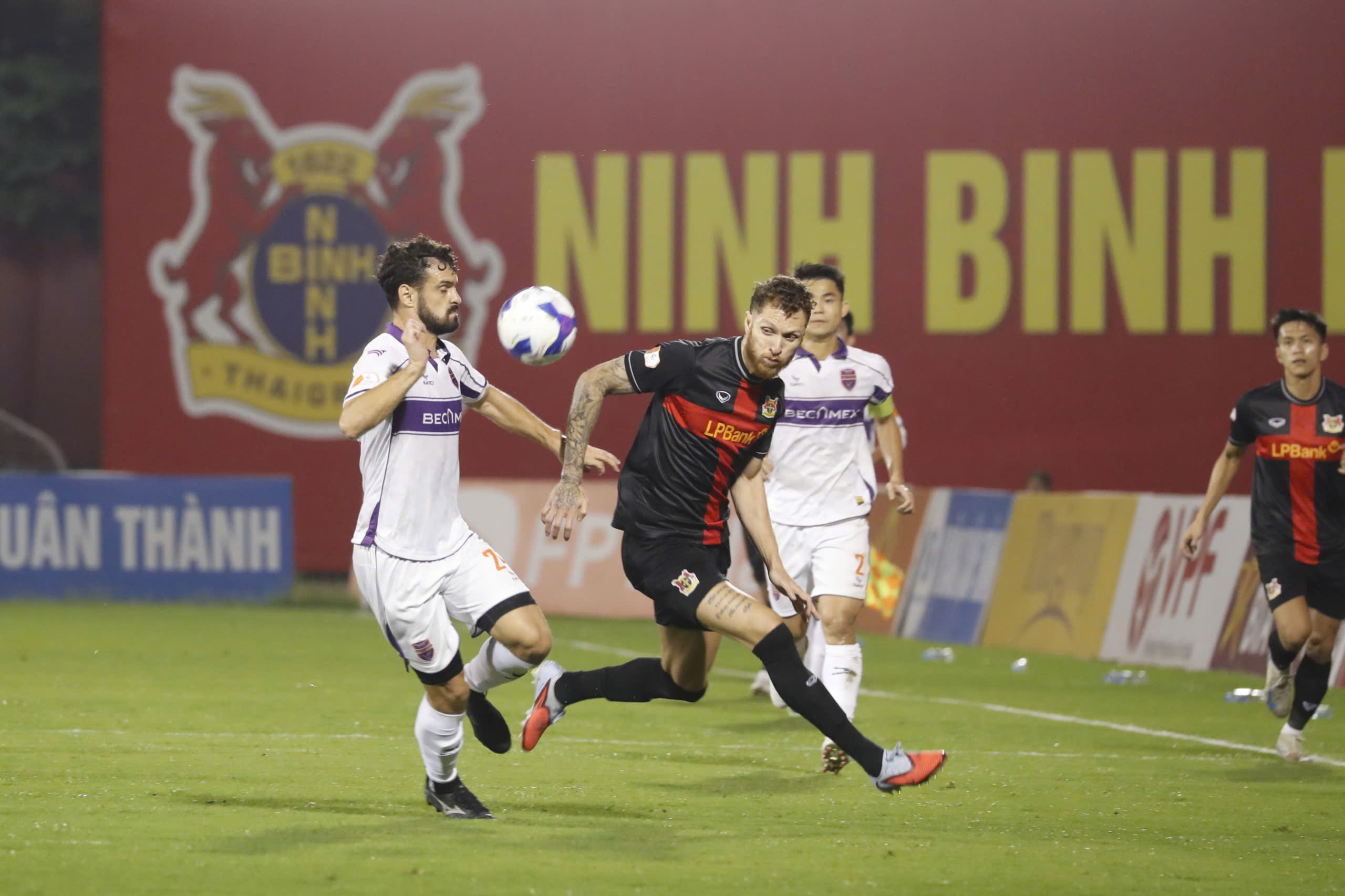 Ninh Bình (áo sẫm) còn nhiều việc phải làm để duy trì vị trí dẫn đầu tại V.League 2025/26 - Ảnh: Minh Tuấn