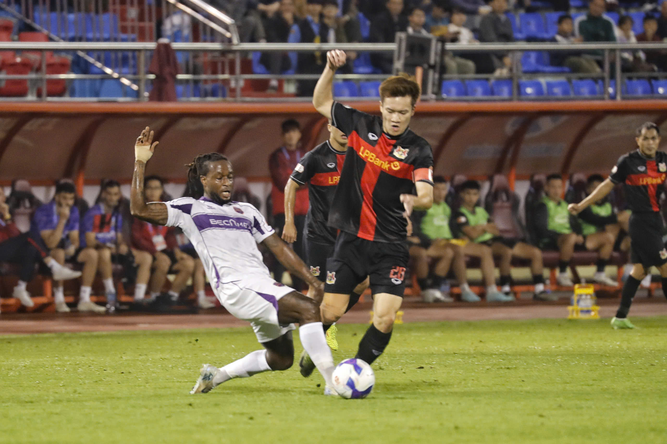 Hoàng Đức và đồng đội liên tục để mất nhiều điểm số đáng tiếc thời gian qua - Ảnh: Minh Tuấn