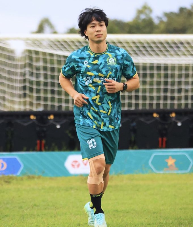 Công Phượng đang rất mong muốn sẽ kịp quay lại ở vòng 8 giải hạng Nhất. Ảnh: FBNV