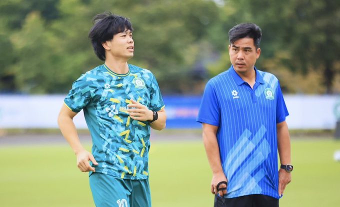 Mối quan hệ giữa Công Phượng và HLV Nguyễn Việt Thắng vẫn rất vui vẻ. Ảnh: FBNV