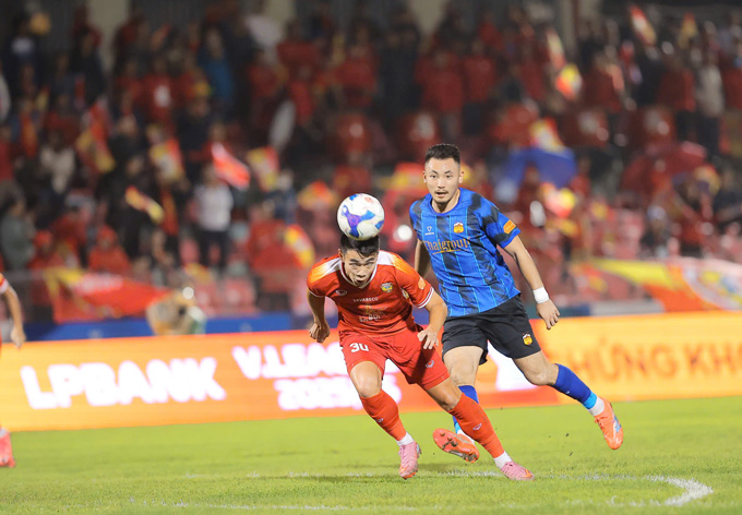 HAGL (bên trái) tiếp tục gặp khó khăn sau vòng 9 - Ảnh: Đức Cường