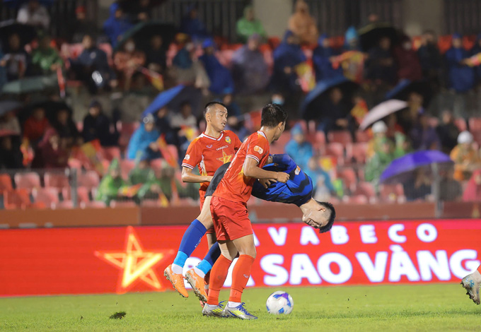 HAGL đã thua Hà Tĩnh (áo đỏ) với tình huống phạt đền ở phút 89 - Ảnh: Đức Cường