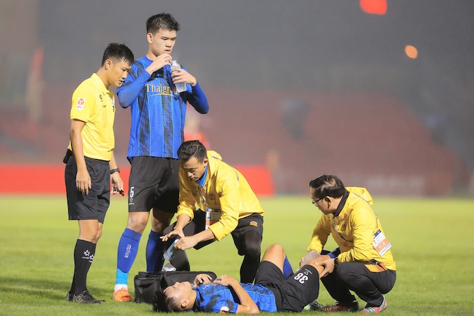 Trọng T Mạnh Hải đã hỗ trợ kịp thời cầu thủ Quang Kiệt. Ảnh: CTV