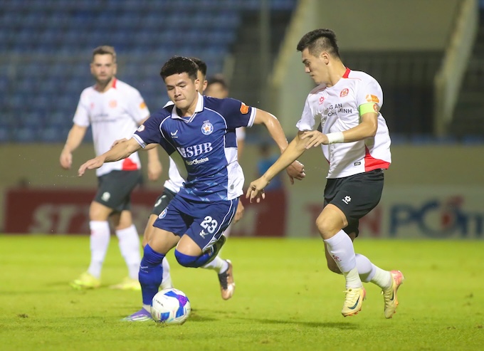 Pha tranh chấp quyết liệt của cầu thủ hai đội. Ảnh: Phi Hải