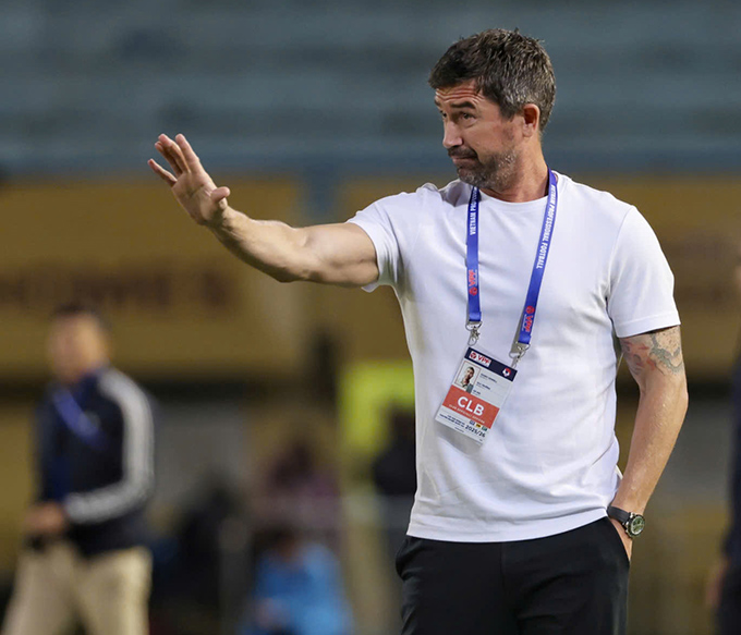 HLV Harry Kewell khen cầu thủ Việt Nam tiếp thu nhanh - Ảnh: Minh Tuấn 