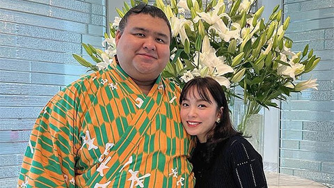  Các võ sĩ sumo được các mỹ nhân Nhật Bản săn đón