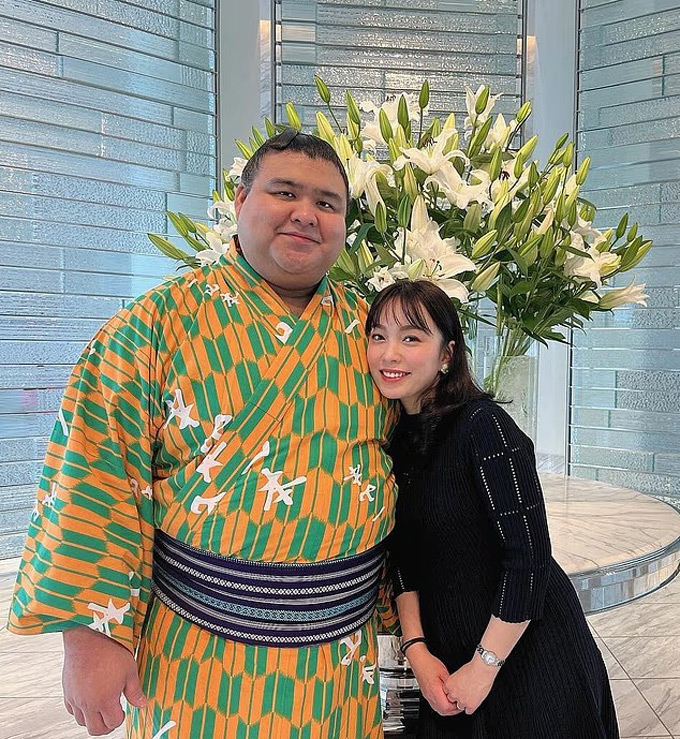 Takayasu Akira, người mang trong mình cả hai dòng máu Nhật Bản và Philippines, đã tìm thấy tình yêu với ca sĩ nhạc enka Konomi Mori ở độ tuổi đôi mươi khi còn là một đô vật