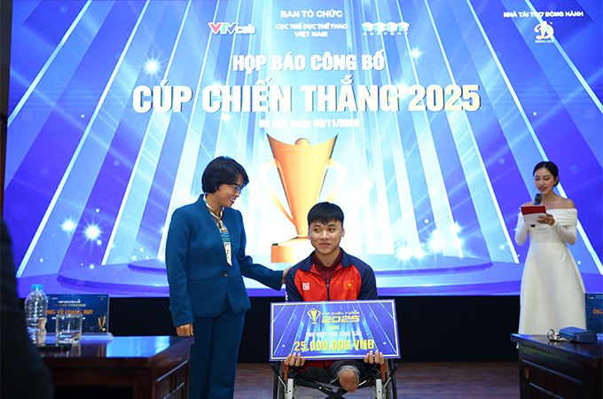 Bà Trần Thùy Chi Chủ tịch HĐQT Vietconten đại diện BTC trao phần thưởng VĐV vượt khó xuất sắc cho kình ngư khuyết tật Phạm Tuấn Hưng