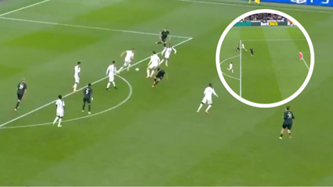  Micky van de Ven lập siêu phẩm xứng danh ứng viên cho 'Bàn thắng của mùa giải'