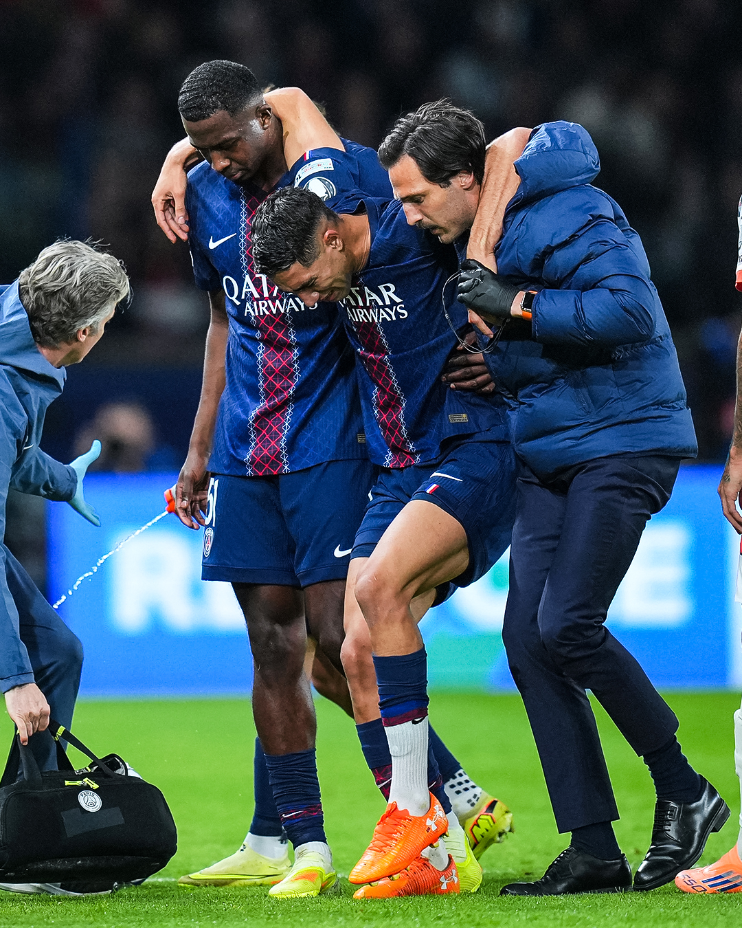 Hakimi rời sân trong đau đớn