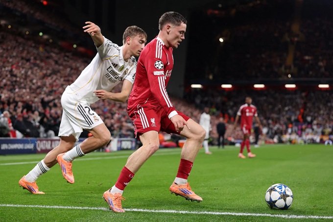 Trung vệ 20 tuổi đã có một đêm đáng quên tại Anfield