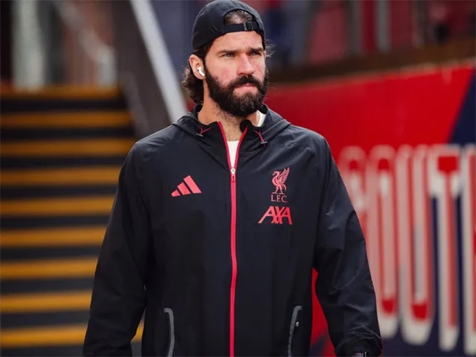 Alisson trở lại tập luyện, nhưng cũng vắng mặt ở trận gặp Man City