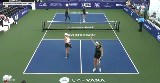 Cú giơ tay thiếu trung thực của cặp đôi VĐV Mỹ