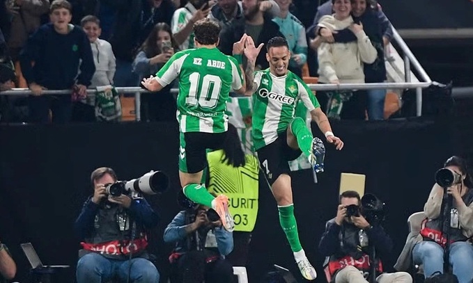 Đồng đội chia vui với Antony