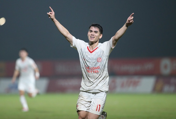 Khuất Văn Khang ghi bàn thắng nâng tỷ số lên 2-1 cho Thể Công - Ảnh: Đức Cường