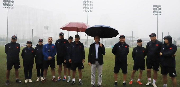 Phó chủ tịch VFF Trần Anh Tú trao đổi với các thành viên đội tuyển nữ 