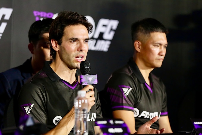 Kaka chia sẻ cảm xúc tại cuộc họp báo - Ảnh: Anh Khoa 