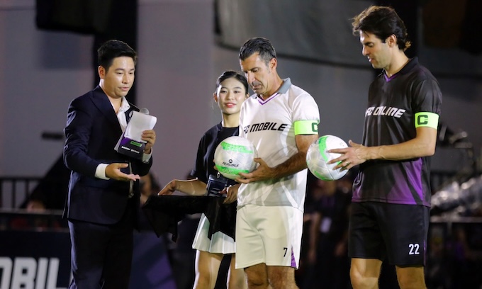 Kaka và Figo ký tặng bóng cho người hâm mộ - Ảnh: Anh Khoa 