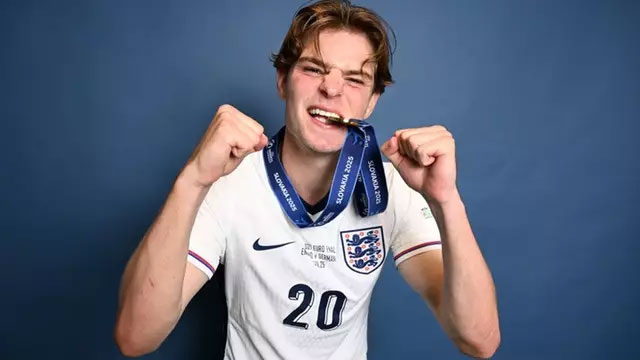 Alex Scott lần đầu được triệu tập lên ĐT Anh