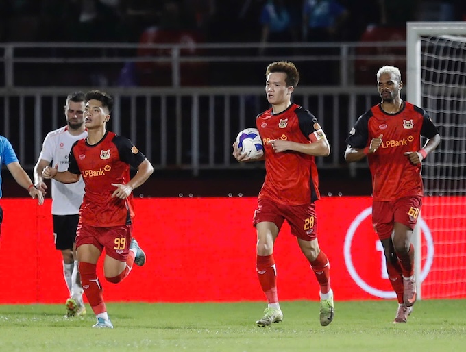 Hoàng Đức với bàn thắng rút ngắn tỷ số. Ảnh: Anh Khoa