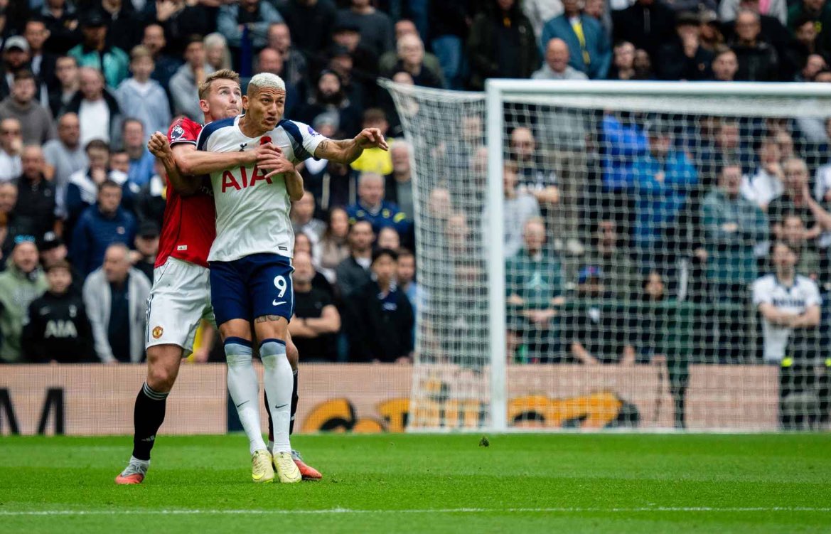 De Ligt quá hay trước Tottenham