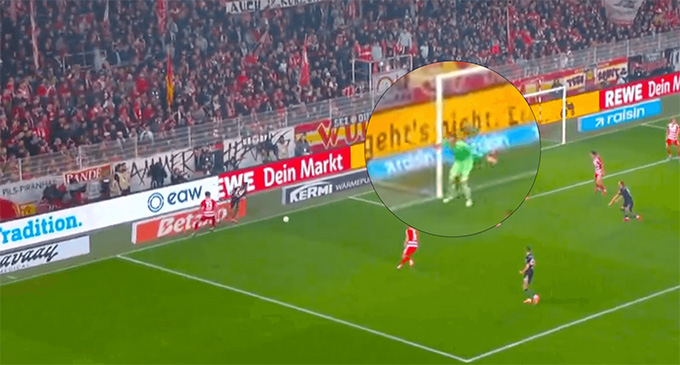 Thủ thành Ronnow đã khép góc sút