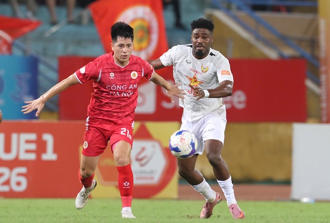 Đình Trọng trong một pha cản phá cầu thủ Hà Tĩnh. Ảnh: Minh Tuấn 