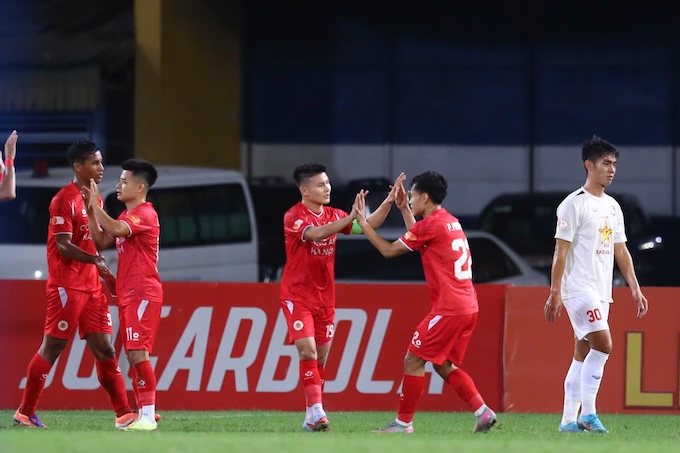 Niềm vui của đội chủ nhà khi có bàn mở tỷ số. Ảnh: Minh Tuấn 