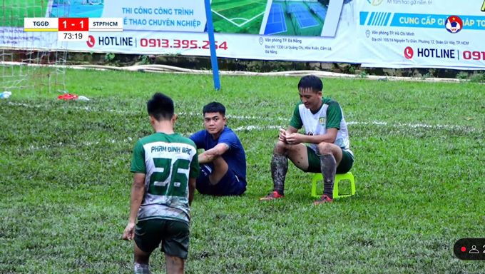 Cầu thủ A Hưng lấy ghế ra ngồi trên sân thi đấu