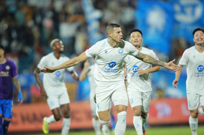 Lucas mở tỉ số cho Nam Định với một pha ghi bàn đẹp mắt. - Ảnh: Đức Cường