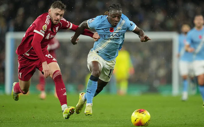 Bradley (trái) thi đấu ấn tượng dù Liverpool thua Man City