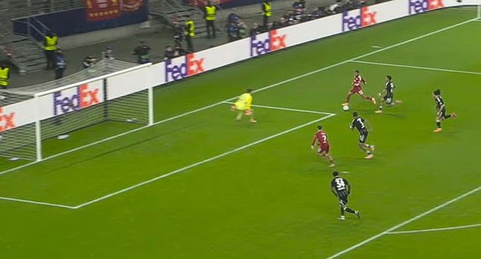 Salah cố dứt điểm và không chuyền cho Wirtz ở vị trí thuận lợi ở trận gặp Frankfurt