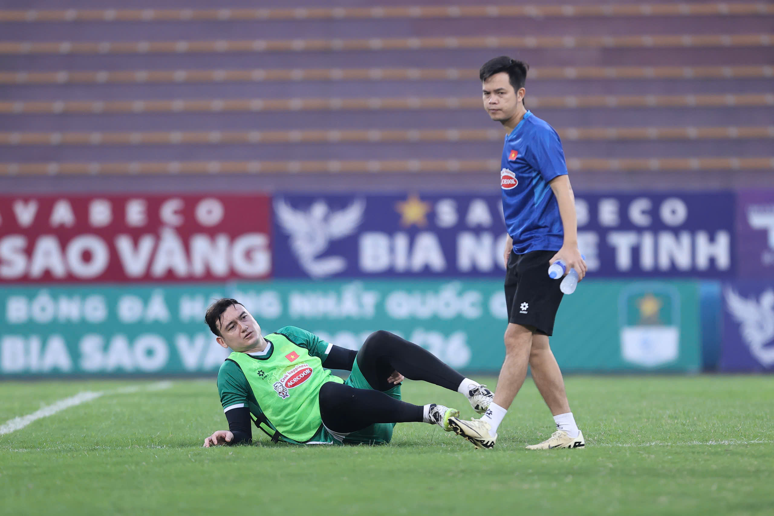 Văn Lâm gặp vấn đề ở phần cơ đùi - Ảnh: Đức Cường