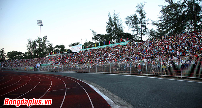 Những khán đài lèn kín sân khán giả khi ĐT Việt Nam thi đấu