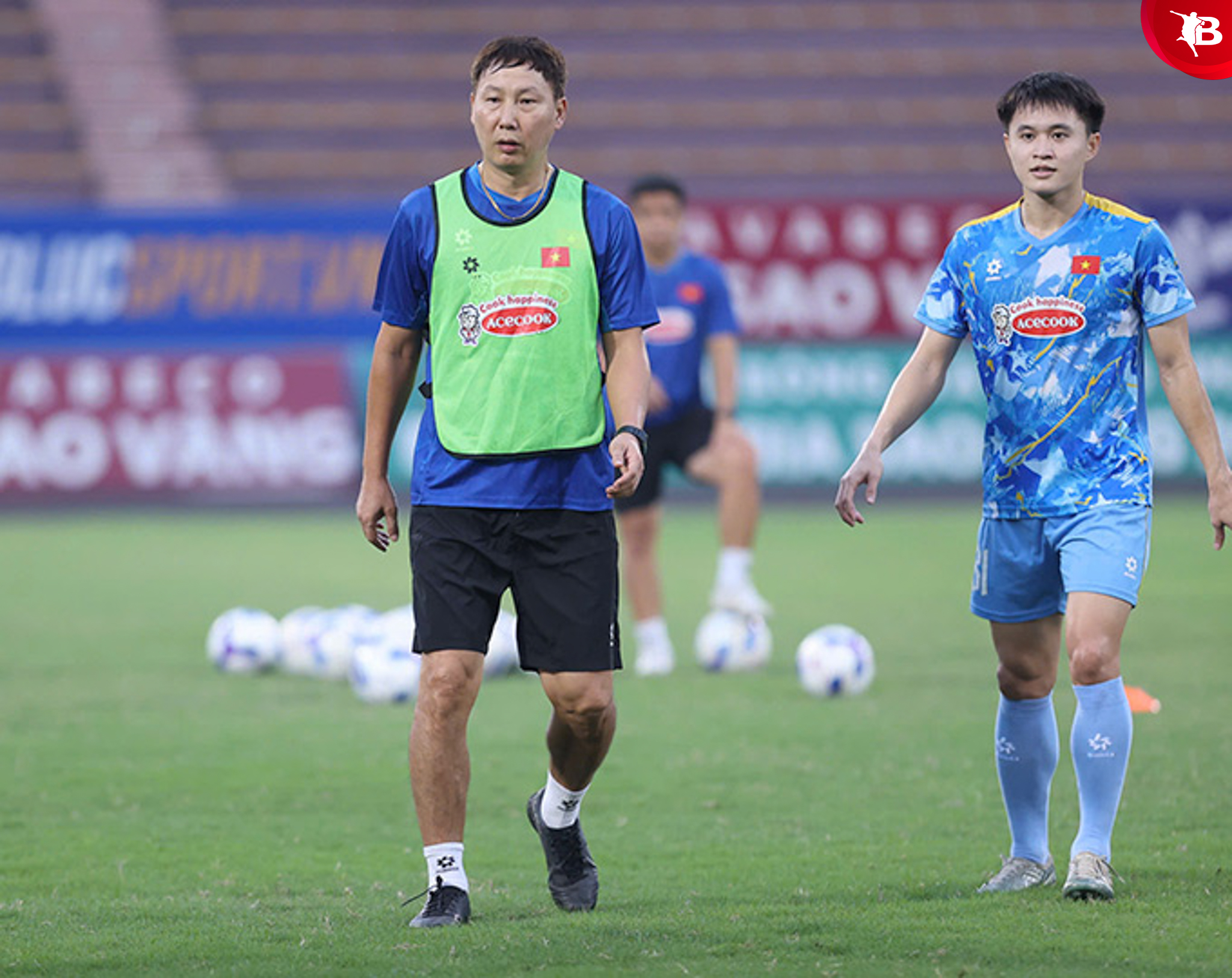 Cựu trung vệ ĐT Hàn Quốc cũng vã mồ hôi như học trò 