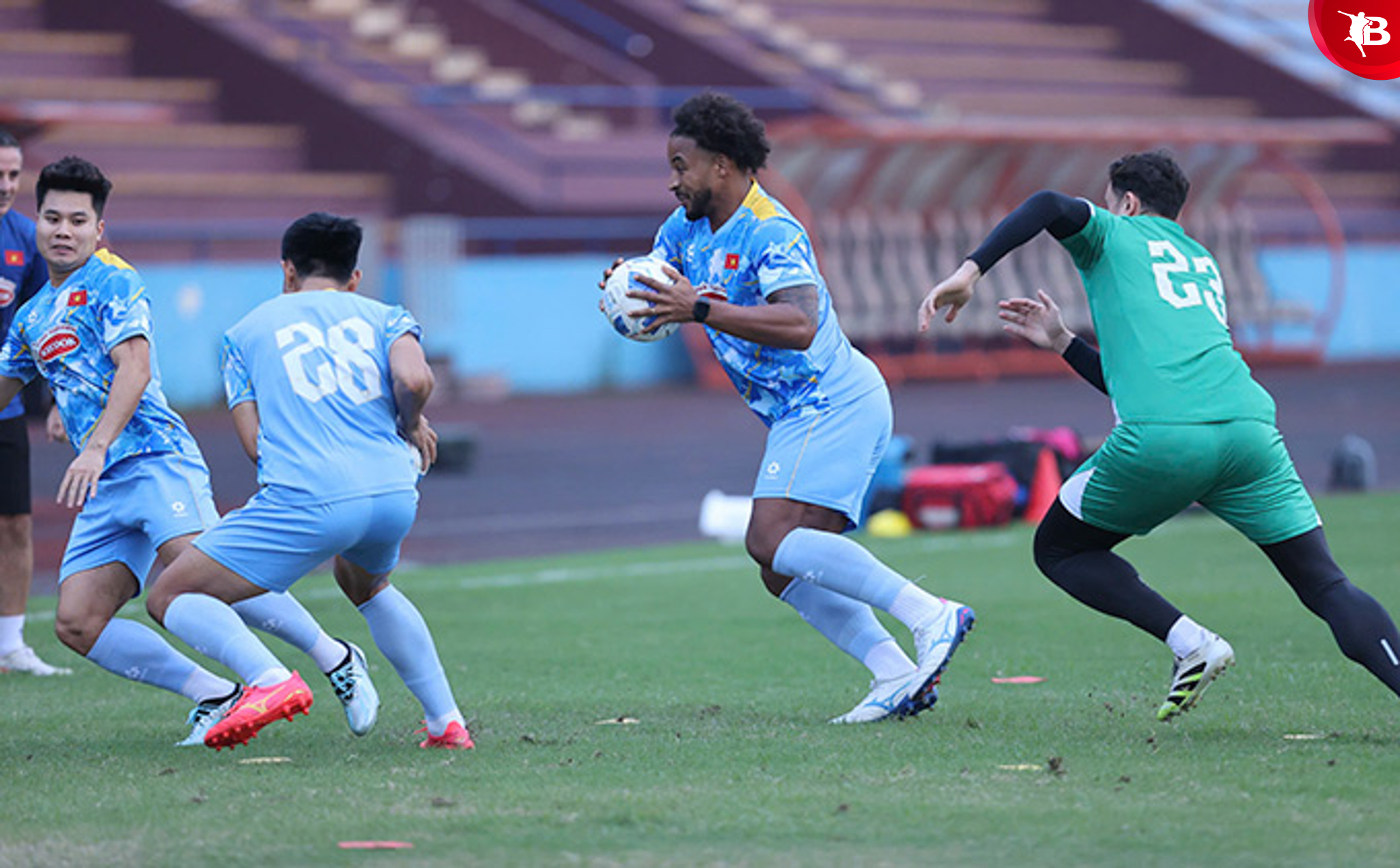 “Đây là một ngày đặc biệt với tôi. Cảm giác vừa lạ mà vừa quen vậy”, cầu thủ sinh năm 1997 chia sẻ. “Tôi đã chờ thời điểm này nhiều tháng qua, kể từ khi gặp chấn thương tại chung kết lượt về AFF Cup 2024 giữa Việt Nam và Thái Lan. Luôn là cảm giác như vậy. Tôi rất hãnh diện mỗi khi được chơi cho ĐT Việt Nam”.