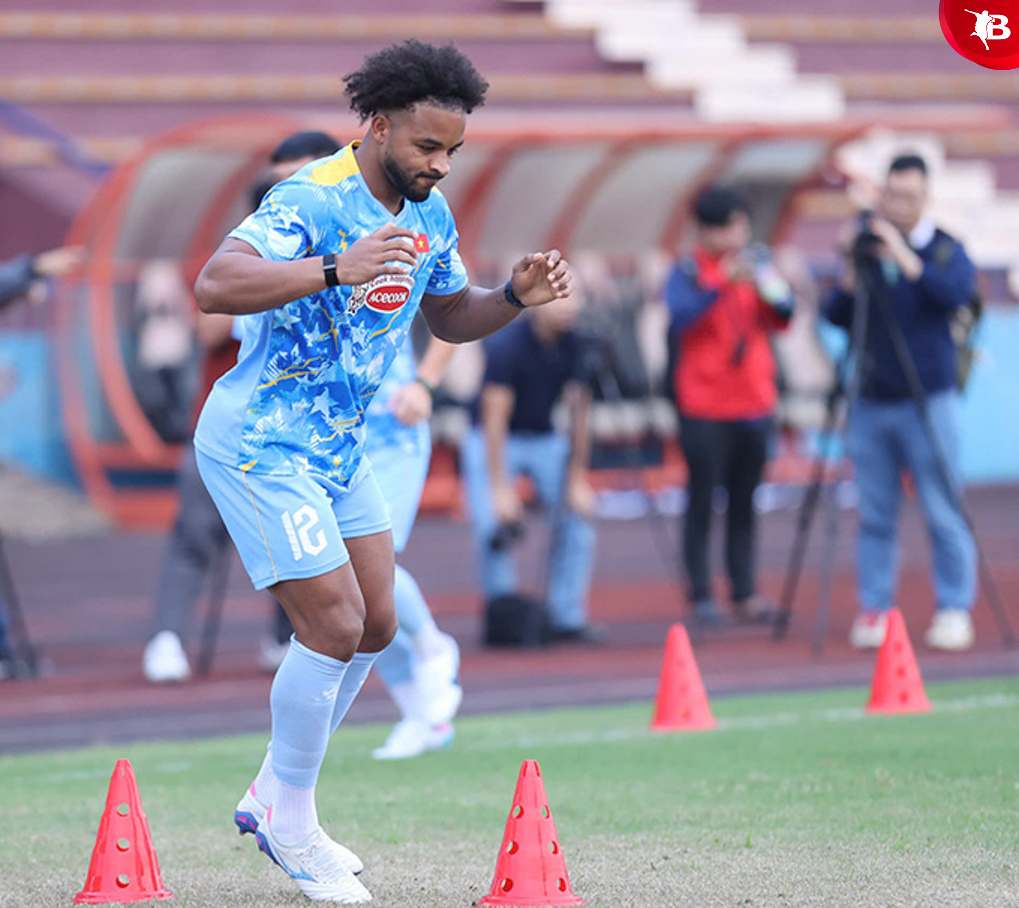 Sự quan tâm của người hâm mộ và truyền thông đương nhiên xoay quanh câu hỏi Son có thể ra sân cho ĐT Việt Nam trong chuyến làm khách tới sân Vientiane của Lào. Anh nhấn mạnh: “Cho đến hiện tại, tôi có thể chơi trọn vẹn cả trận đấu (giữa Việt Nam và Lào - PV). Mọi người có thể yên tâm là không có bất cứ rủi ro hay nguy hiểm nào với tôi cả. Tôi tự tin có thể đáp ứng mọi yêu cầu chuyên môn từ Ban huấn luyện, với 100% thể trạng hiện tại”.