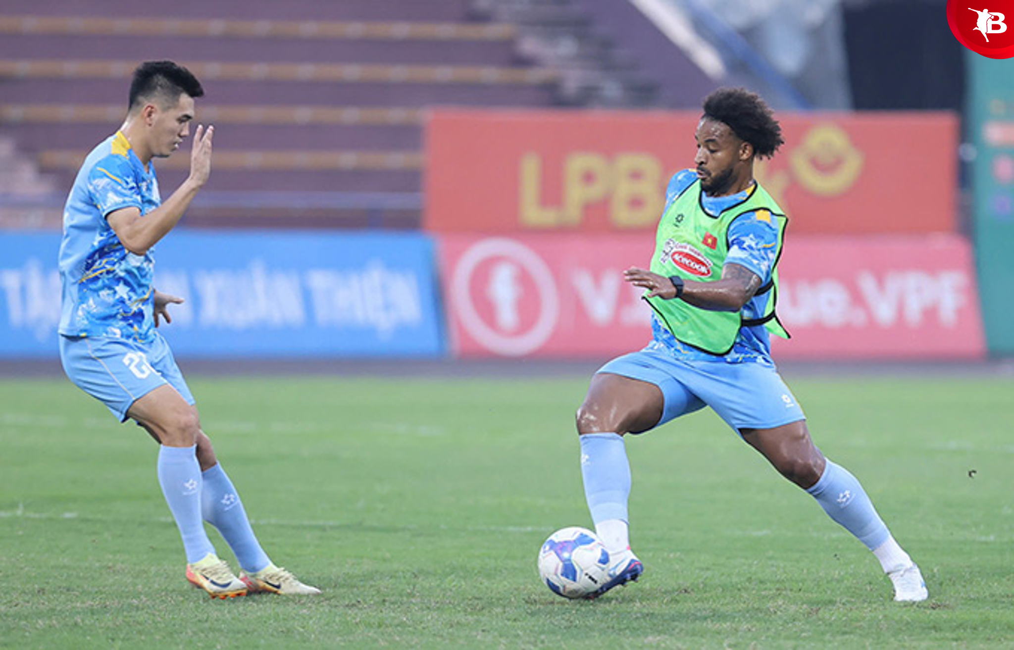 Theo lịch trình, Xuân Son cùng đồng đội sẽ rèn quân ở Phú Thọ đến 15/11, trước khi di chuyển sang Lào. Vào lúc 19h00 ngày 18/11, ĐT Việt Nam đấu ĐT Lào. 