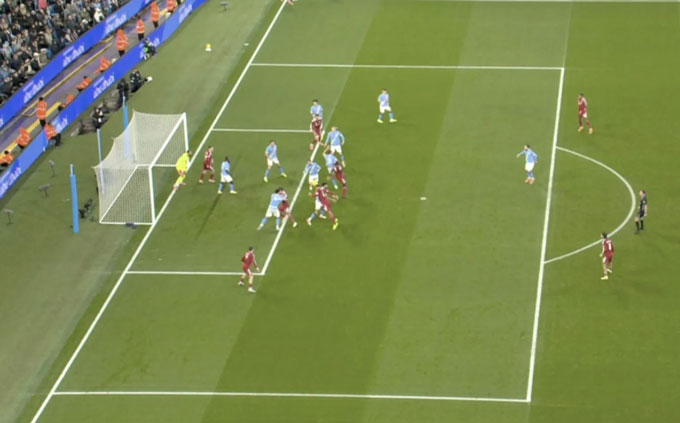 Van Dijk đánh đầu khi Robertson đang đứng dưới các cầu thủ Man City