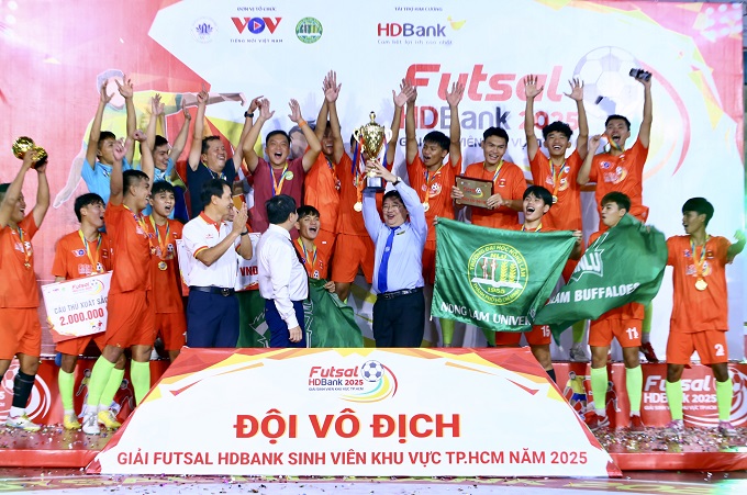 Trường ĐH Nông Lâm nâng cao chiếc cúp vô địch