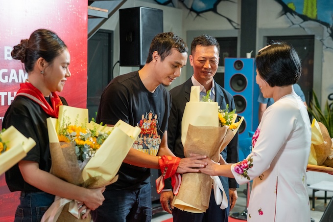 Bà Hoàng Yến tặng hoa cám ơn các thành viên thực hiện MV - Ảnh: BTC
