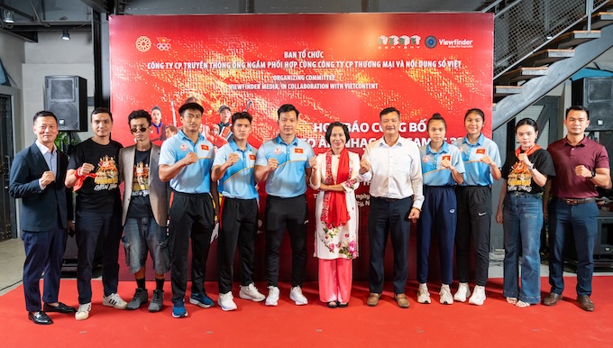 Bà Lê Thị Hoàng Yền - Phó cục trưởng Cục TDTT và các tuyển thủ tại buổi ra mắt MV - Ảnh: BTC