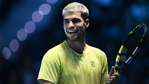  Carlos Alcaraz tiến sát bán kết ATP Finals, rộng cửa kết năm ở vị trí số 1