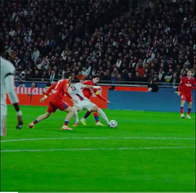 Vitinha đã phạm lỗi với Tessmann trước khi Kvara ghi bàn