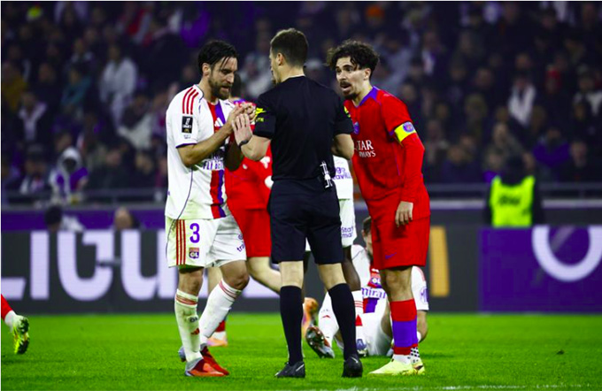 Tranh cãi quanh tình huống phạm lỗi của Vitinha trước khi Kvaratskhelia ghi bàn vào lưới Lyon