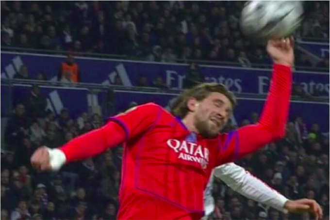 Trọng T còn bỏ qua lỗi chạm tay trong vòng cấm của trung vệ Illia Zabarnyi khiến Lyon mất phạt đền oan