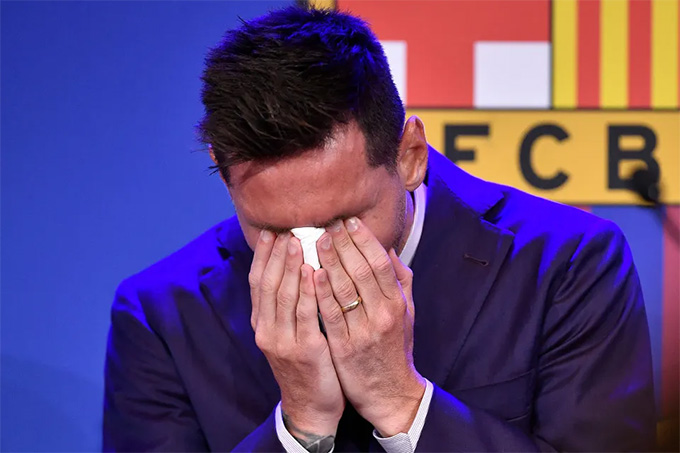 Messi khóc nức nở khi chia tay Barca năm 2021