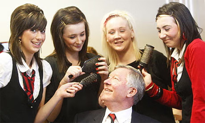 Sir Alex trong một lần về thăm trường cũ tại Govan